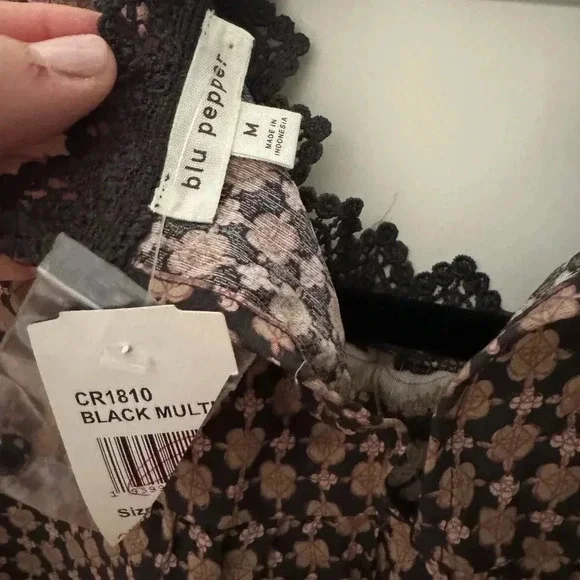 BLU PEPPER NWT BLOUSE Size M - Picture 4 of 5